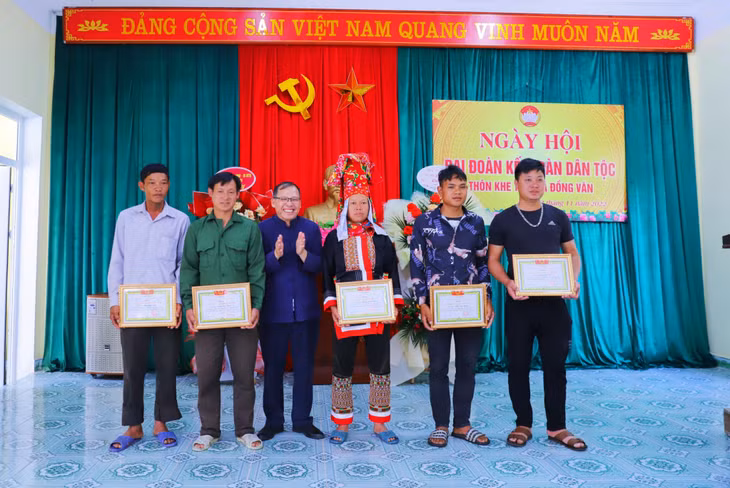 Khen thưởng các gia đình văn hóa tiêu biểu trên địa bàn thôn.