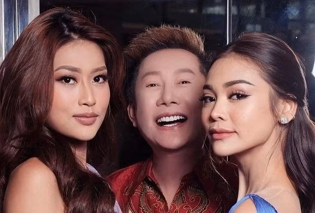 Ông Nawat Itsaragrisil cùng đại diện Việt Nam và Thái Lan ở Miss Grand International năm nay.