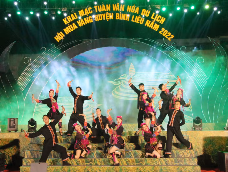 Chương trình nghệ thuật “Bản tình ca mùa vàng” được dàn dựng công phu tại khai mạc Tuần Văn hóa - Du lịch, Hội Mùa vàng Bình Liêu năm 2022.