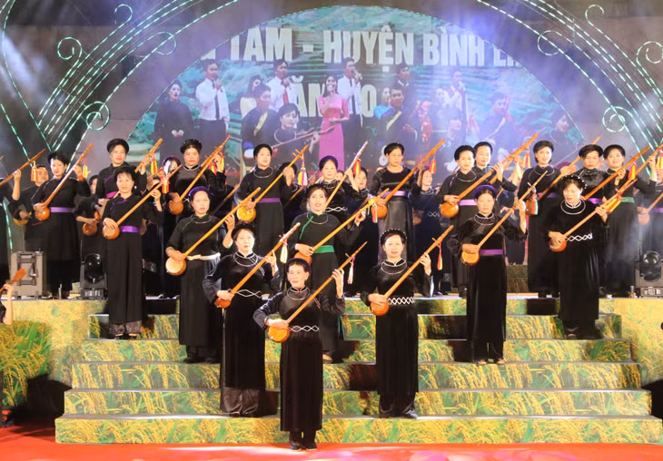 Tiết mục hát then với sự biểu diễn của các nghệ nhân, thành viên các câu lạc bộ hát then - đàn tính trên địa bàn huyện.