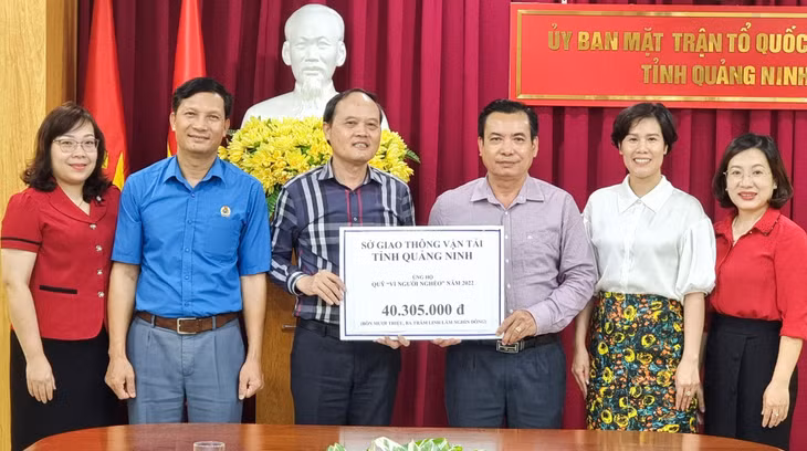 Ủy ban MTTQ tỉnh tiếp nhận ủng hộ của Sở GT-VT.