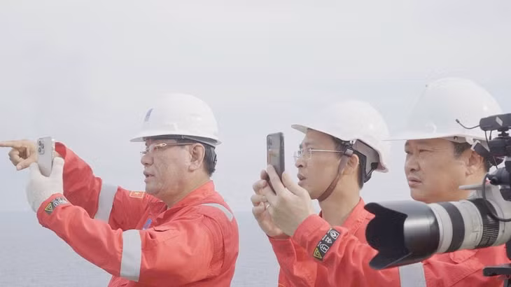 Đoàn làm phim tại một điểm quay.