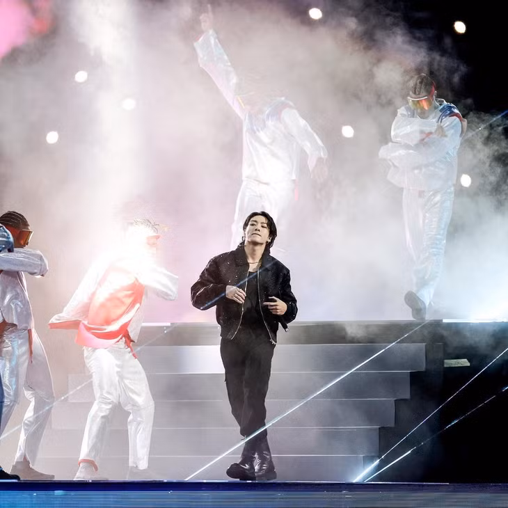 “Em út” BTS Jungkook tỏa sáng trên sân khấu khai mạc World Cup 2022. Ảnh: FIFA