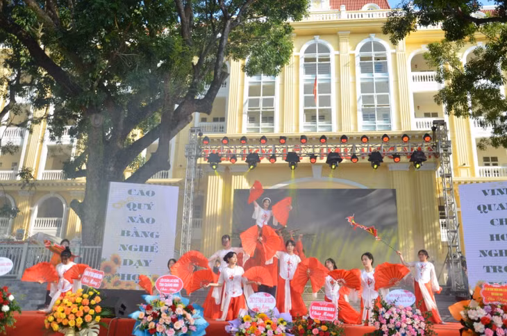 Nhiều chương trình văn nghệ đặc sắc của học sinh trong nhà trường được biểu diễn tại buổi lễ.
