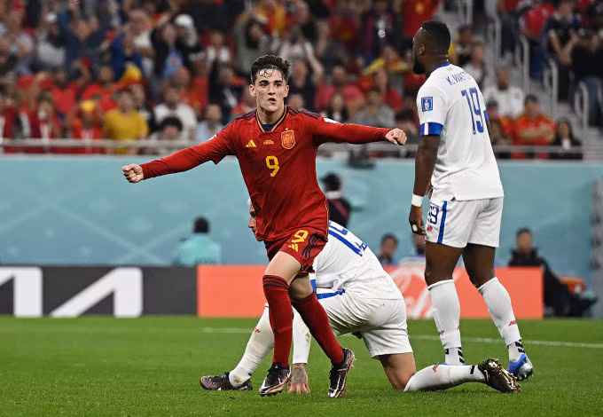 Gavi (số 9) mừng bàn thắng đầu tiên trong trận ra mắt World Cup. Ảnh: Reuters.