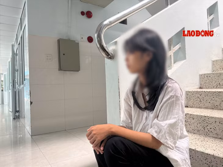 Em M tại một góc cầu thang ở Bệnh viện đa khoa tỉnh Bình Định. Ảnh: Hoài Luân
