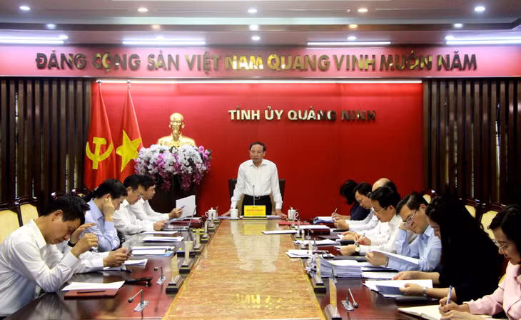 Đồng chí Nguyễn Xuân Ký, Ủy viên Trung ương Đảng, Bí thư Tỉnh ủy, Chủ tịch HĐND tỉnh, chủ trì cuộc họp.