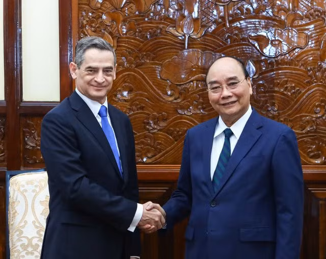 Chủ tịch nước Nguyễn Xuân Phúc và Đại sứ Chile Patricio Becker - Ảnh: VPCTN