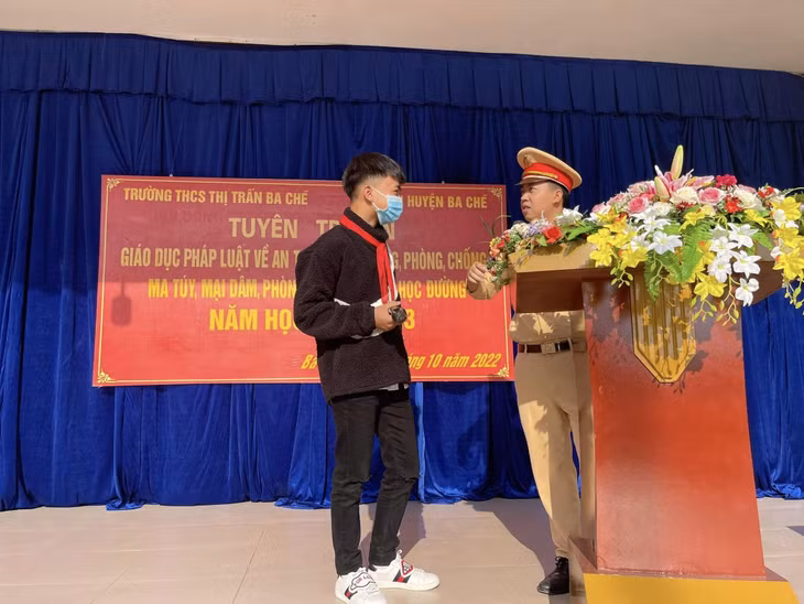 Học sinh trường THCS Thị trấn Ba Chẽ tham gia trả lời câu hỏi về Luật ATGT đường bộ.