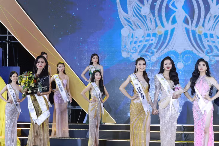 Top 3 người đẹp nhất cuộc thi (bên phải).