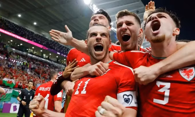 Đội trưởng Bale mừng bàn gỡ 1-1 cùng các đồng đội trên sân Al Rayan ngày 21/11. Ảnh: Guardian