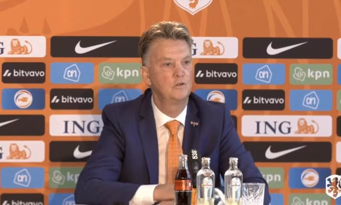 Van Gaal họp báo công bố danh sách Hà Lan dự World Cup 2022, hôm 11/11. Ảnh: Telegraaf
