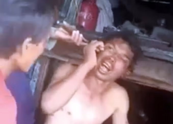 Một trong hai ngư dân bị hành hạ trên biển. Ảnh: Cắt từ video