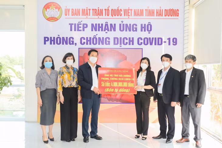 Tỉnh Quảng Ninh trao số tiền 4 tỷ đồng ủng hộ tỉnh Hải Dương phòng, chống dịch Covid-19, tháng 2/2021. Ảnh: Đỗ Phương