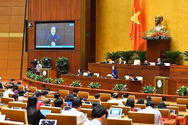 Quang cảnh phiên chất vấn và trả lời chất vấn chiều 4/11. (Ảnh: THỦY NGUYÊN)