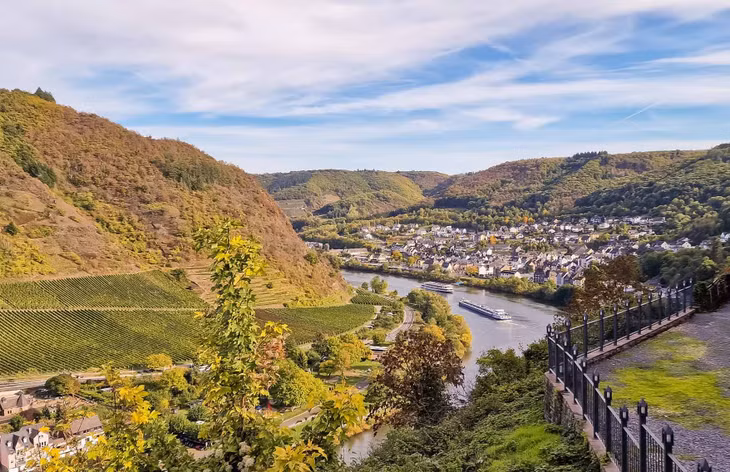Bức tranh Cochem càng trở nên quyến rũ bởi những thảm lá vàng, xanh của bạt ngàn cây cối. Ảnh: Nguyễn Tất Thịnh