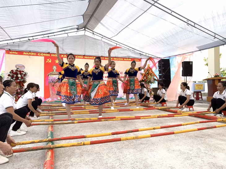 Một tiết mục văn nghệ tại Ngày hội Đại đoàn kết toàn dân tộc thôn Làng Ngang.
