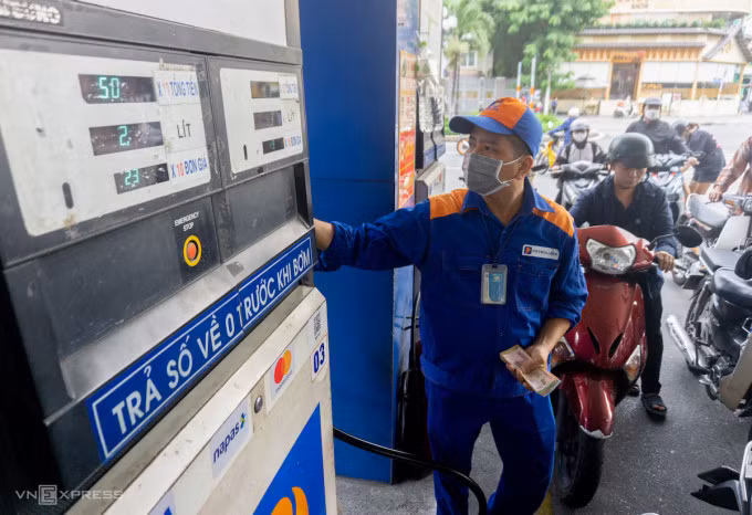 Người dân TP HCM mua xăng tại một trạm xăng ở quận 1, tháng 11/2022. Ảnh: Thanh Tùng