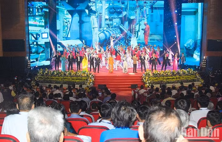 Một tiết mục trong chương trình văn nghệ chào mừng kỷ niệm 100 năm Ngày sinh Thủ tướng Võ Văn Kiệt. (Ảnh: BÁ DŨNG)