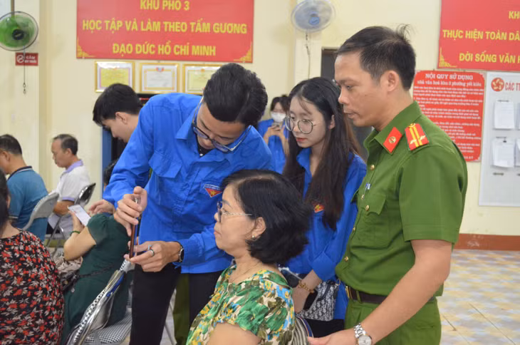 Công an và Đoàn Thanh niên phường Yết Kiêu (TP Hạ Long) hướng dẫn người dân cài ứng dụng VNeID và lập tài khoản định danh điện tử.