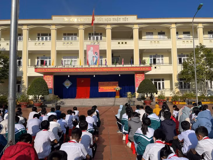 Công an huyện Ba Chẽ tuyên truyền Luật Giao thông đường bộ cho học sinh Trường THCS thị trấn Ba Chẽ.
