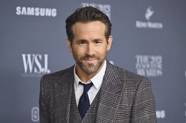 Ryan Reynolds (1976) là nam diễn viên, nhà sản xuất phim nổi tiếng người Canada. Từng ngụp lặn trong kinh đô Hollywood suốt một thời gian dài, Reynolds rốt cuộc cũng đã bước vào danh sách tài tử hạng A với Deadpool, bộ phim siêu anh hùng phá cách năm 2016. Ảnh: Punemirror.