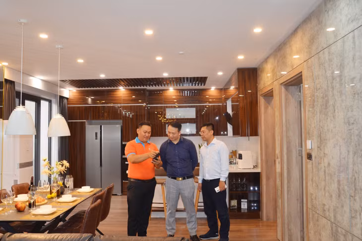 Các đại biểu trải nghiệm nhà thông minh.