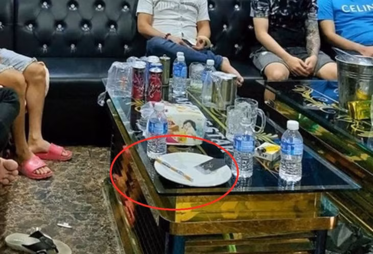 Tại 4 phòng karaoke, các tổ công tác đều phát hiện ma túy và dụng cụ sử dụng ma túy.