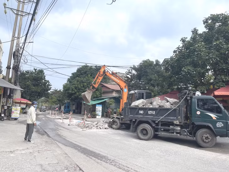 Tuyến đường tại khu phố 6, phường Hồng Hà (TP Hạ Long) đang được TP Hạ Long tiến hành sửa chữa, nâng cấp.