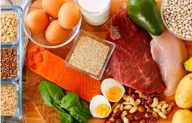 Protein có khả năng làm tăng sản xuất các hormone như PYY và GLP-1, cả hai đều giúp bạn cảm thấy no và hài lòng