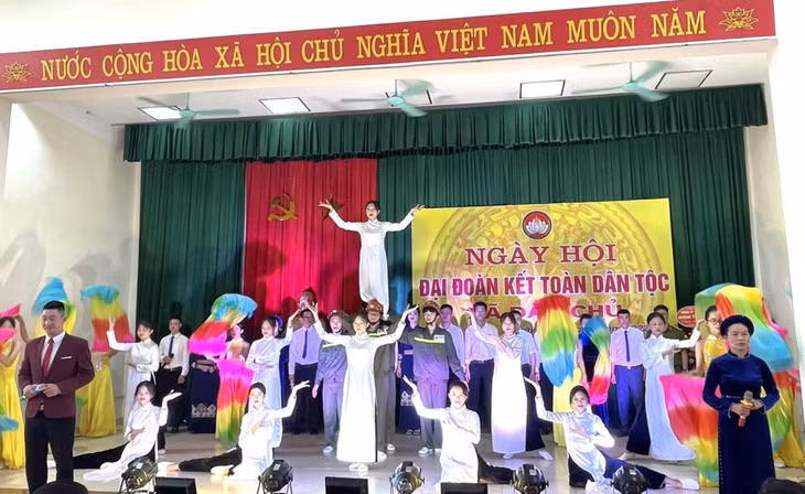 Ngày hội đại đoàn kết xã Dân Chủ, TP Hạ Long, được tổ chức với nhiều hoạt động văn nghệ, thể thao sôi động, hấp dẫn