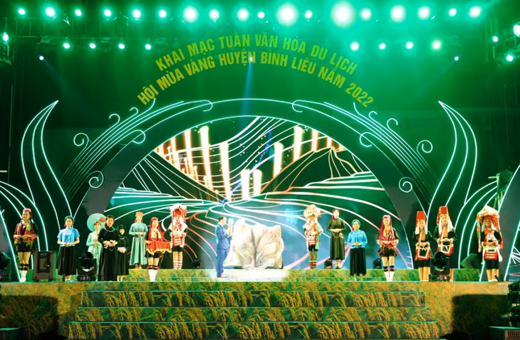 Đồng chí Dương Mạnh Cường, Tỉnh uỷ viên, Bí thư Huyện uỷ Bình Liêu, gióng lên những thanh âm vào hình tượng đàn đá thần khai Hội Mùa vàng Bình Liêu 2022.