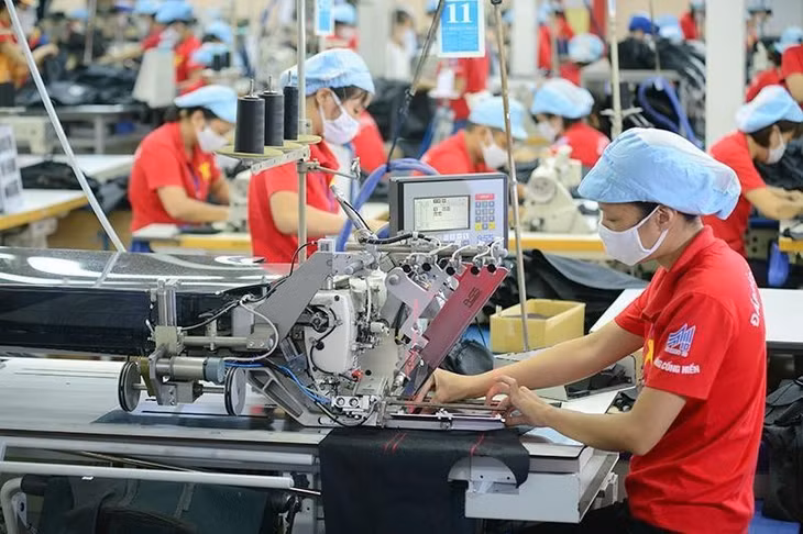 Sản xuất hàng dệt may tại Tổng công ty May 10. (Ảnh: QUỲNH CHI)