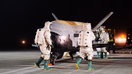 Tàu vũ trụ X-37B được Boeing sản xuất hạ cánh tại Trung tâm Vũ trụ Kennedy ngày 12/11. Ảnh: Không quân Mỹ