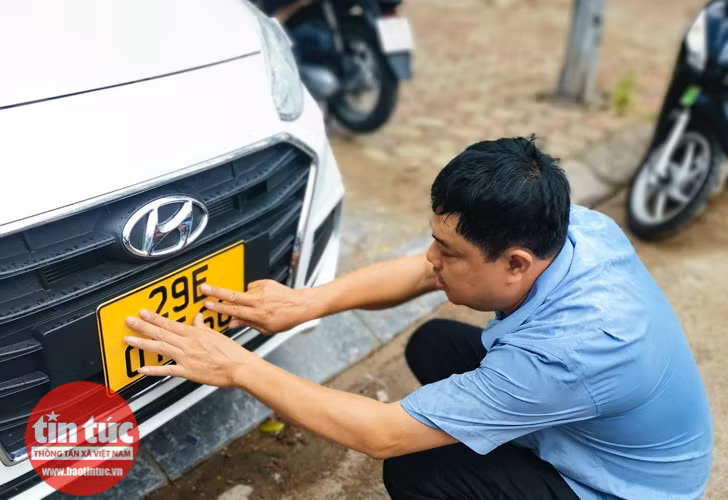 Chủ tịch Quốc hội Vương Đình Huệ đã ký ban hành Nghị quyết về thí điểm đấu giá biển số xe ô tô. Ảnh minh họa: TN/Báo Tin tức