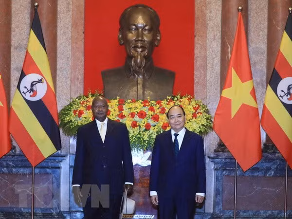 Chu tich nuoc Nguyen Xuan Phuc hoi dam voi Tong thong Cong hoa Uganda hinh anh 1