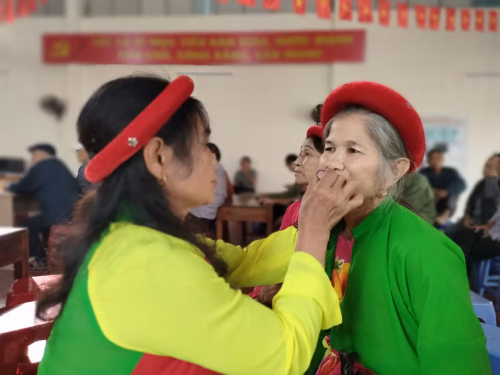 Người dân khu phố Long Tiên (thị trấn Tiên Yên, huyện Tiên Yên) chuẩn bị cho tiết mục văn nghệ trong Ngày hội.