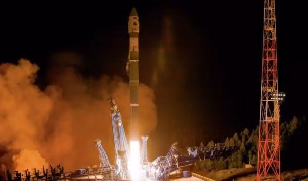Nga phong ten lua Soyuz mang theo ve tinh quan su vao khong gian hinh anh 1