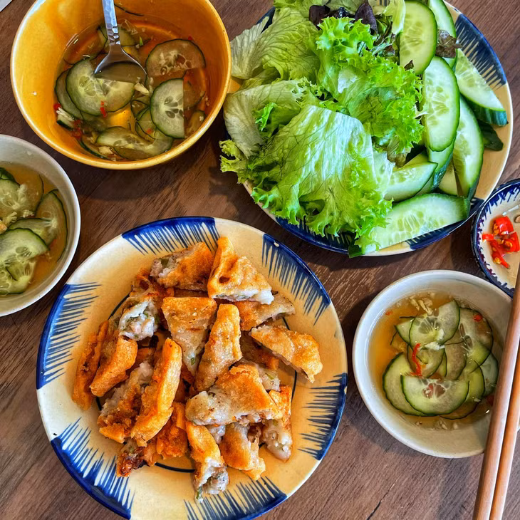 Món bánh có lớp vỏ ngoài giòn trong mềm khá giống bánh rán mặn nhưng dậy vị thơm ngon đậm đà của thịt vịt. Những chiếc bánh nóng hổi chấm với nước mắm chua ngọt, ăn kèm rau xanh thanh mát và đu đủ bào sợi giòn giòn giúp thực khách ăn nhiều cũng không cảm giác ngấy (Ảnh: Thảo Mầu).