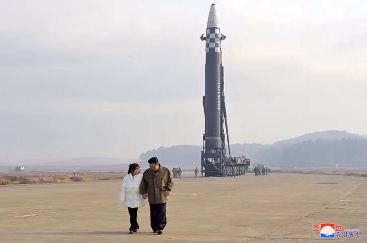 Cha con ông Kim Jong-un. Ảnh: AFP/KCNA