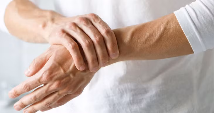 Nên xoa bóp khớp nhẹ nhàng lúc ngủ dậy
