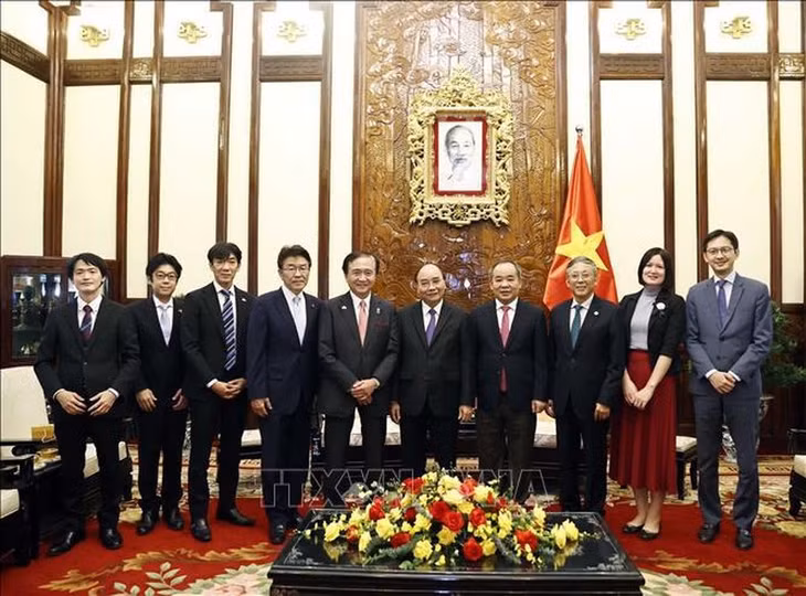 Chủ tịch nước Nguyễn Xuân Phúc, ông Kuroiwa Yuji, Thống đốc tỉnh Kanagawa, Nhật Bản và các đại biểu. (Ảnh: TTXVN)