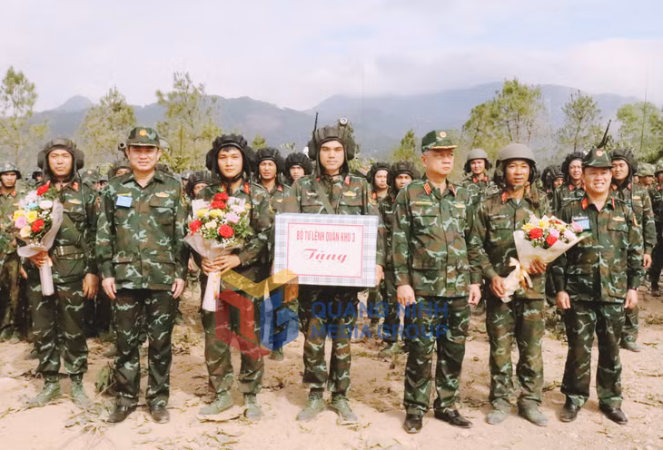 Các đồng chí Tư lệnh Quân khu 3 và lãnh đạo tỉnh tặng quà cho lực lượng diễn tập (11-2022). Ảnh: Minh Đức