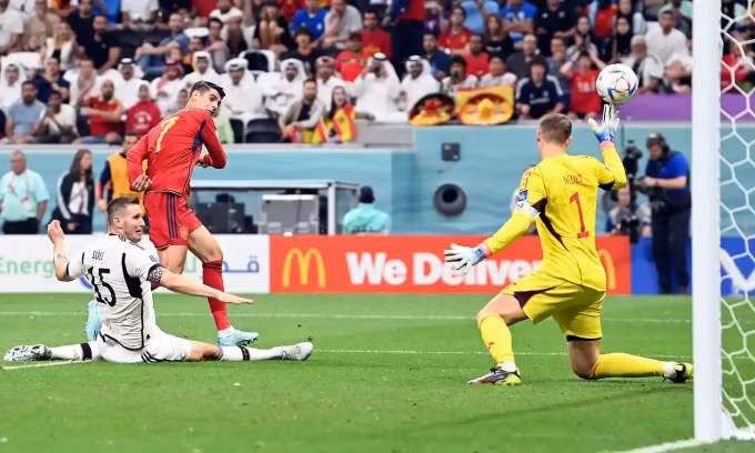 Morata cắt mặt Sule rồi đánh bại Neuer ở bàn mở tỷ số. Ảnh: EPA.