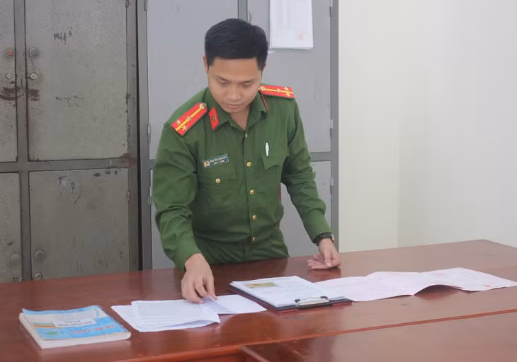 Cảnh sát thu giữ các giấy tờ, tài liệu giả mà đối tượng Lê Xuân Thế dùng để lừa đảo chiếm đoạt tài sản.