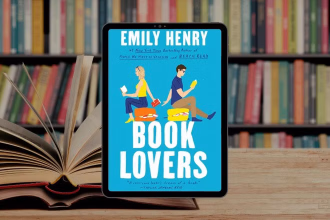Book lovers là một tác phẩm xuất sắc của Emily Henry. Nora - nhân vật chính - là một nhà văn xuất sắc. Nhưng trong sự nghiệp, cô ấy phải đối mặt với nhiều áp lực lớn, đặc biệt về phía đồng nghiệp và cấp trên. Cũng chính bởi vậy nên khi em gái đề nghị một chuyến du lịch, Nora liền đồng ý vì muốn dành chút thời gian riêng cho bản thân. Cuối tuần của hai chị em diễn ra tuyệt vời cho tới khi Charlie xuất hiện. Đó là một biên tập viên khó tính, khó gần. Tuy nhiên, những câu chuyện thú vị liên tục diễn ra trong chuyến đi. Để rồi cả hai chợt nhận ra rằng, có thể họ không phải anh hùng trong cuộc đời của chính mình nhưng lại rất có thể trở thành cứu tinh trong cuộc sống của nhau. Nguồn: Book Club Chat.