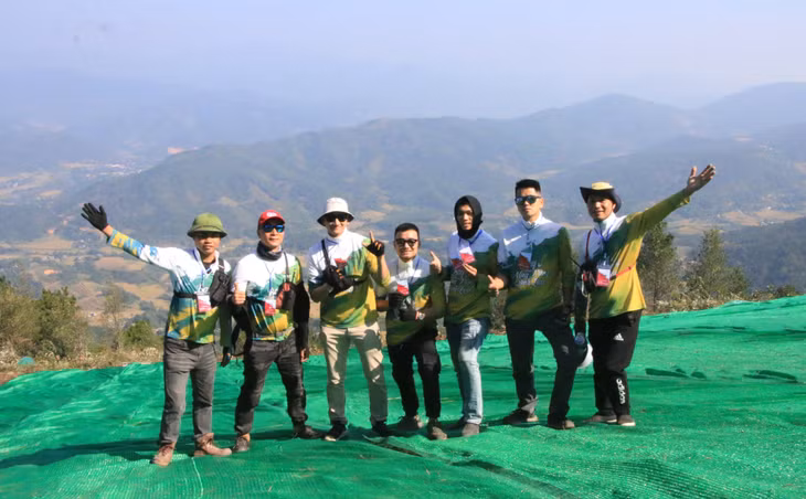Các phi công cùng nhau lưu lại những bức ảnh đẹp giữa thiên nhiên hùng vĩ của núi rừng Bình Liêu.