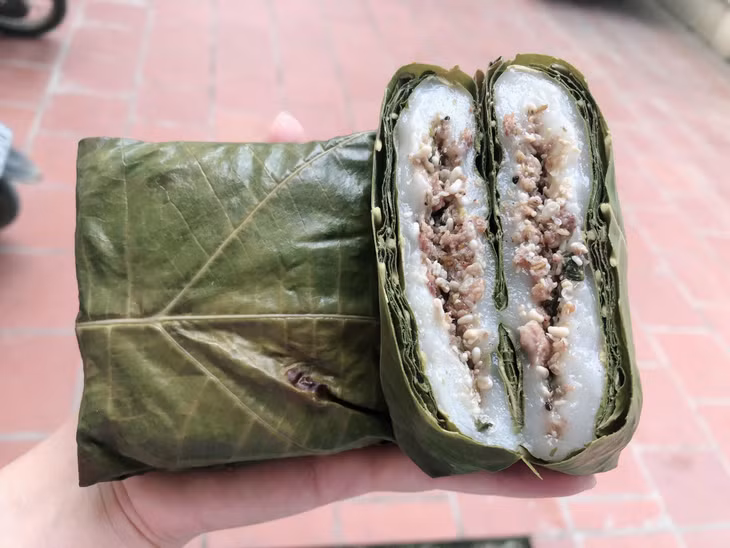 Bánh trứng kiến có vị béo ngậy của nhân lạc, thịt cùng vị ngọt bùi của trứng kiến đen, vị thanh thanh của lá vả. Khi ăn, du khách sẽ cảm nhận được miếng trứng kiến nổ “tanh tách” trong miệng, vừa thú vị vừa hấp dẫn (Ảnh: Bùi Thúy Hằng).