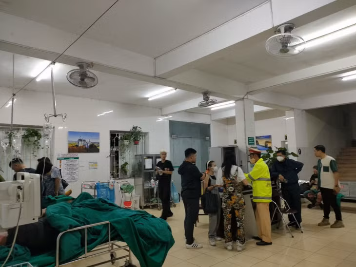 Cảnh sát giao thông Công an huyện Mai Châu lấy thông tin các nạn nhân cấp cứu tại bệnh viện.
