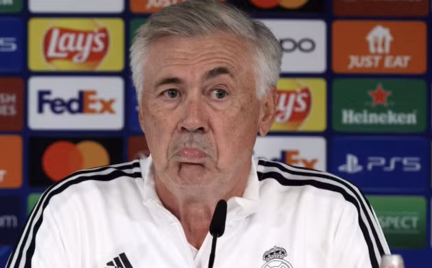 Ancelotti không hài lòng với quyết định của trọng tài.